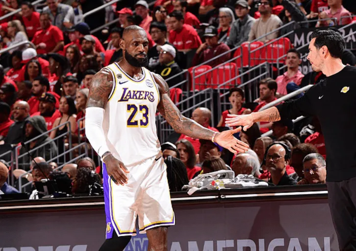 开云体育官网-詹姆斯前三节29分钟，投篮7中1得到8分4篮板7助攻7次失误